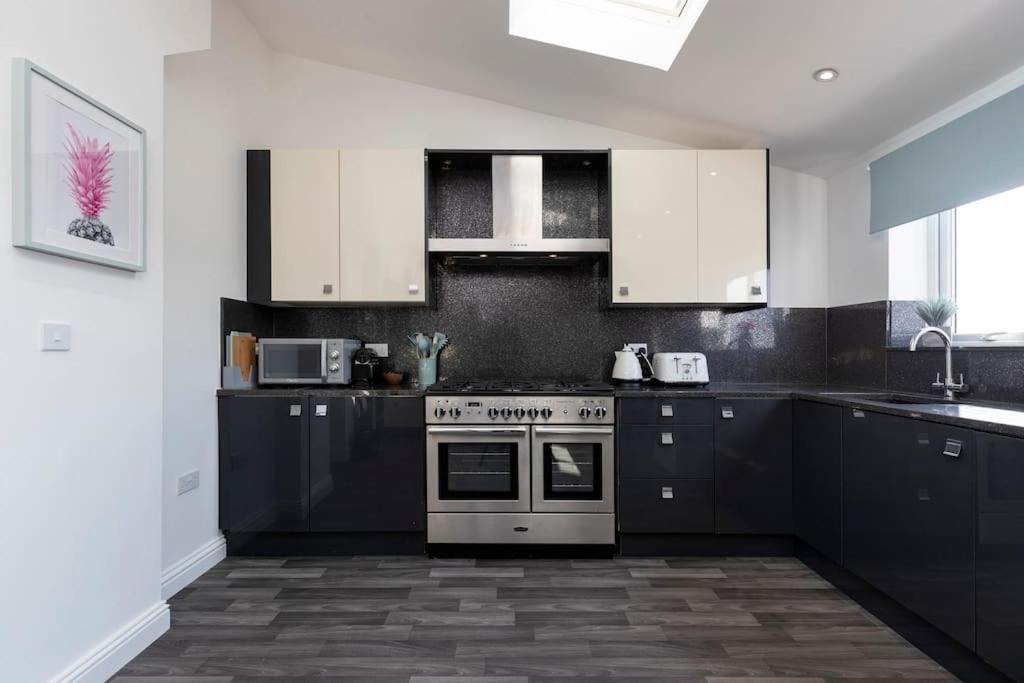 Auckland View - A Comfy & Spacious 4Bed With Views Coundon Экстерьер фото